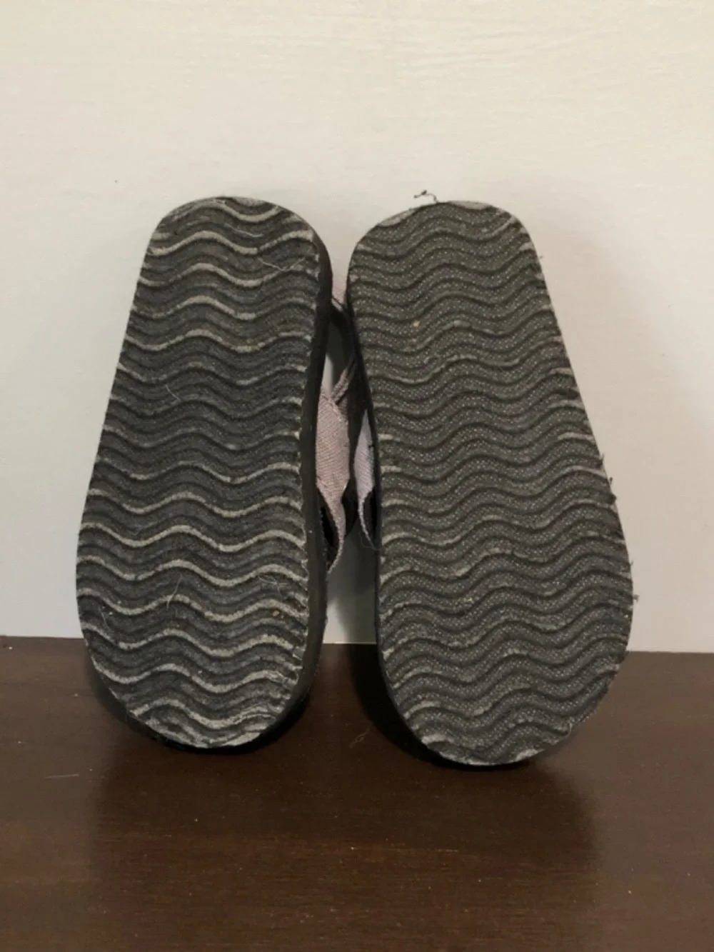 Children's Place Black Gray Baby Boy Flip Flop Sandals Sz 8-9 Minimalist Beach